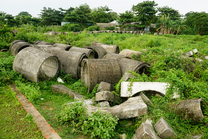 H&agrave;ng trăm ống tho&aacute;t nước, hố ga, sắt th&eacute;p... nằm chỏng chơ giữa bụi rậm khắp khu d&acirc;n cư