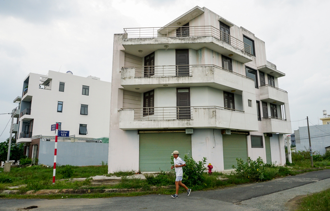 Sau gần 20 năm quy hoạch, khu d&acirc;n cư Bắc Rạch Chiếc vẫn thưa thớt cư d&acirc;n, nhiều căn nh&agrave; x&acirc;y xong rồi đ&oacute;ng k&iacute;n cửa bỏ kh&ocirc;ng.  Theo b&aacute;o c&aacute;o của thanh tra TP HCM, trước khi dự &aacute;n được Thủ tướng giao đất, nhiều c&aacute;n bộ của Res 10 đ&atilde; k&yacute; hợp đồng cho c&aacute;c đơn vị kh&aacute;c được tham gia l&agrave;m nh&agrave; đầu tư thứ cấp. H&agrave;nh vi n&agrave;y bị Chủ tịch UBND TP HCM cho l&agrave; c&oacute; dấu hiệu l&agrave;m tr&aacute;i quy định của Nh&agrave; nước.  Kết quả thanh tra cho thấy, C&ocirc;ng ty Res 10 kh&ocirc;ng c&ocirc;ng khai, minh bạch trong quản l&yacute;, sử dụng nguồn vốn đ&oacute;ng g&oacute;p của c&aacute;c đơn vị tham gia thực hiện hạ tầng kỹ thuật trục ch&iacute;nh. Do đ&oacute;, d&ugrave; nhiều năm triển khai, hạ tầng kỹ thuật trục ch&iacute;nh vẫn chưa ho&agrave;n th&agrave;nh.  Cơ quan thanh tra cũng chỉ ra sai phạm của nhiều c&aacute;n bộ C&ocirc;ng ty Res 10 qua c&aacute;c thời kỳ. Họ bị cho l&agrave; tiếp tay cho việc ph&acirc;n l&ocirc; b&aacute;n nền tại dự &aacute;n...