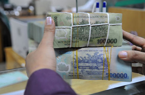 Kh&aacute;ch h&agrave;ng gửi l&atilde;i suất tiền gửi đang ng&agrave;y c&agrave;ng nhận được &iacute;t l&atilde;i suất hơn. Ảnh:&nbsp;PV