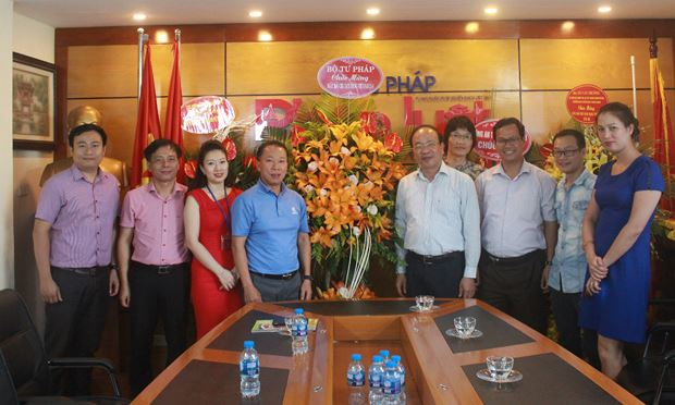 Thứ trưởng Phan Ch&iacute; Hiếu đại diện l&atilde;nh đạo Bộ Tư ph&aacute;p đến ch&uacute;c mừng B&aacute;o PLVN nh&acirc;n kỷ niệm 93 năm Ng&agrave;y B&aacute;o ch&iacute; c&aacute;ch mạng Việt Nam.