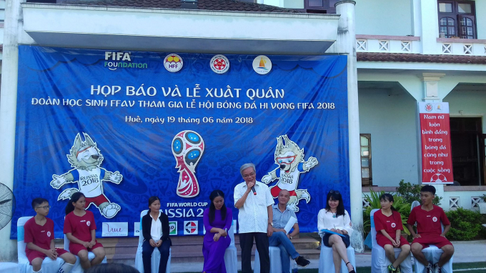 &Ocirc;ng Ng&ocirc; H&ograve;a, nguy&ecirc;n PCT Uỷ ban nh&acirc;n d&acirc;n tỉnh Thừa Thi&ecirc;n Huế, nguy&ecirc;n Chủ tịch Li&ecirc;n đo&agrave;n B&oacute;ng đ&aacute; Huế tham dự v&agrave; ch&uacute;c mừng c&aacute;c cầu thủ.