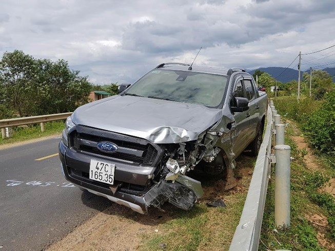 Chiếc &ocirc; t&ocirc; b&aacute;n tải sau khi va chạm với xe m&aacute;y.