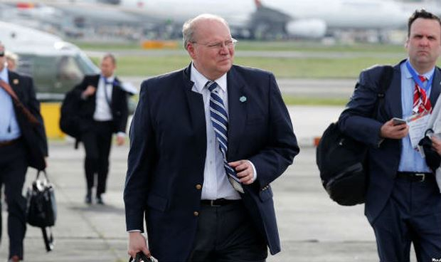 Ph&oacute; ch&aacute;nh văn ph&ograve;ng Nh&agrave; Trắng Joe Hagin (ở giữa).