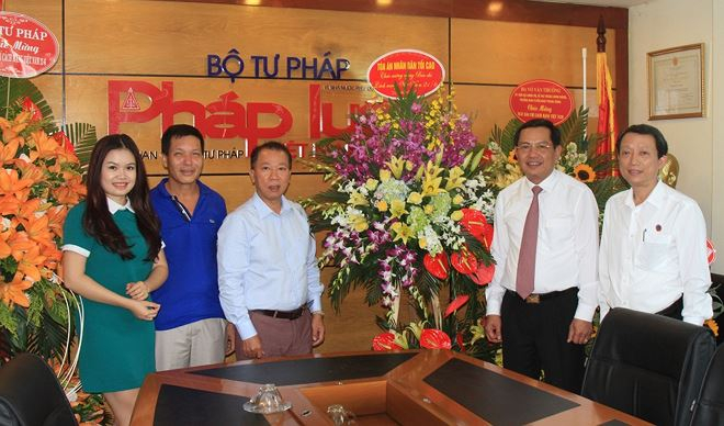 Ph&oacute; Ch&aacute;nh &aacute;n TAND tối c&aacute;o Nguyễn Văn Du tặng hoa B&aacute;o Ph&aacute;p luật Việt Nam nh&acirc;n ng&agrave;y b&aacute;o ch&iacute; c&aacute;ch mạng 21/6