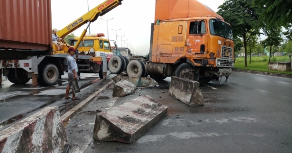 Xe container "đại náo" xa lộ Hà Nội, nhiều người thót tim