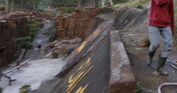 Lâm Đồng: Cây gãy đổ trong KDL Đường hầm điêu khắc, một bé gái tử vong