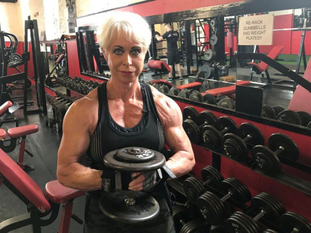 Trong qu&aacute; khứ, kể cả khi bị b&oacute; bột, b&agrave; Angela vẫn cố gắng đến ph&ograve;ng tập thể dục