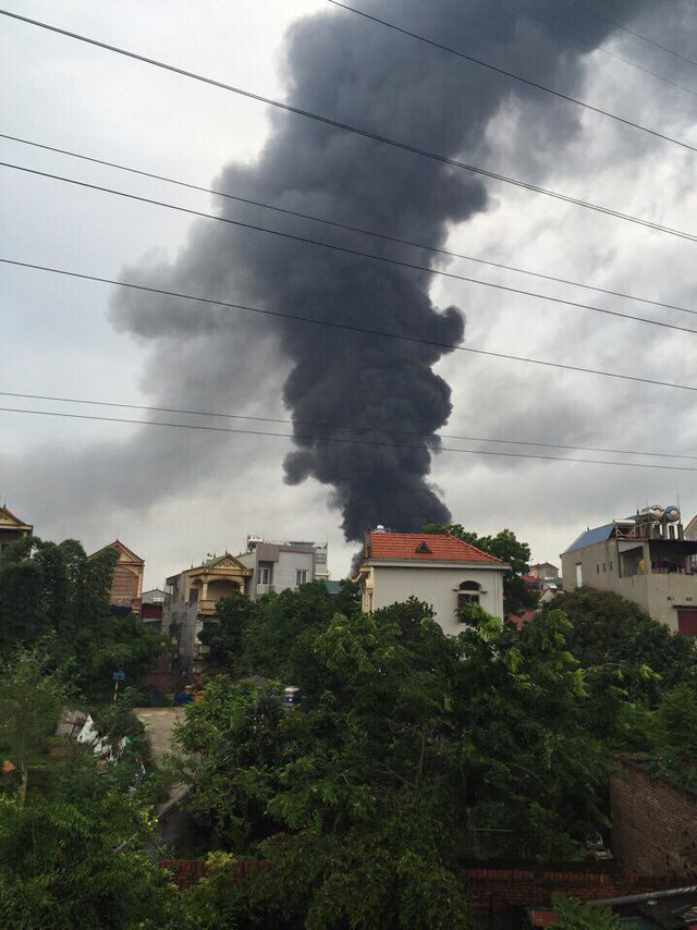 Cột kh&oacute;i đen bốc l&ecirc;n rất cao. (Ảnh: CTV)