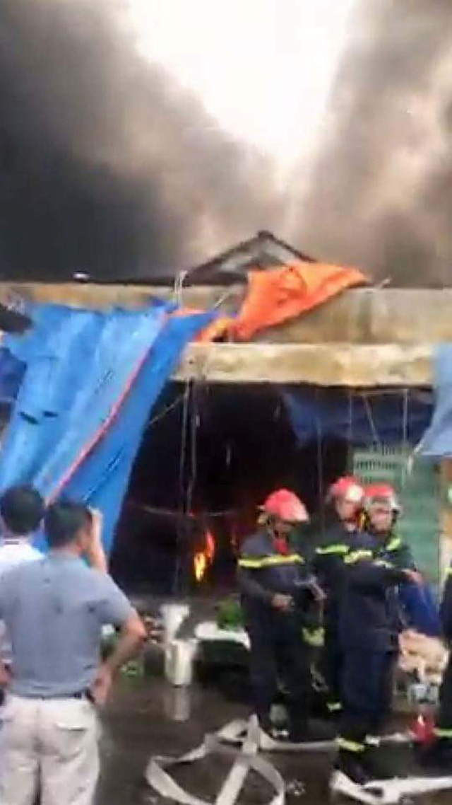 H&agrave; Nội: Chợ S&oacute;c Sơn bốc ch&aacute;y dữ dội l&uacute;c rạng s&aacute;ng