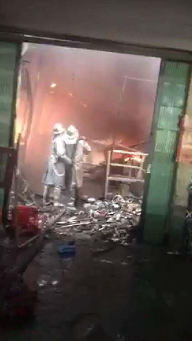 H&agrave; Nội: Chợ S&oacute;c Sơn bốc ch&aacute;y dữ dội l&uacute;c rạng s&aacute;ng