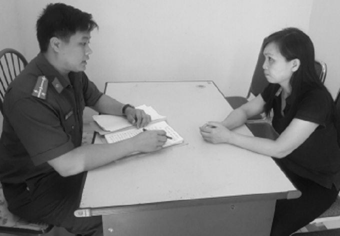 B&agrave; Phương l&agrave;m việc với cơ quan c&ocirc;ng an.