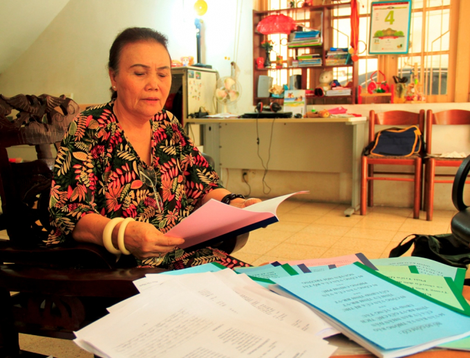 B&agrave; Trần Thị Hương trao đổi với ph&oacute;ng vi&ecirc;n.