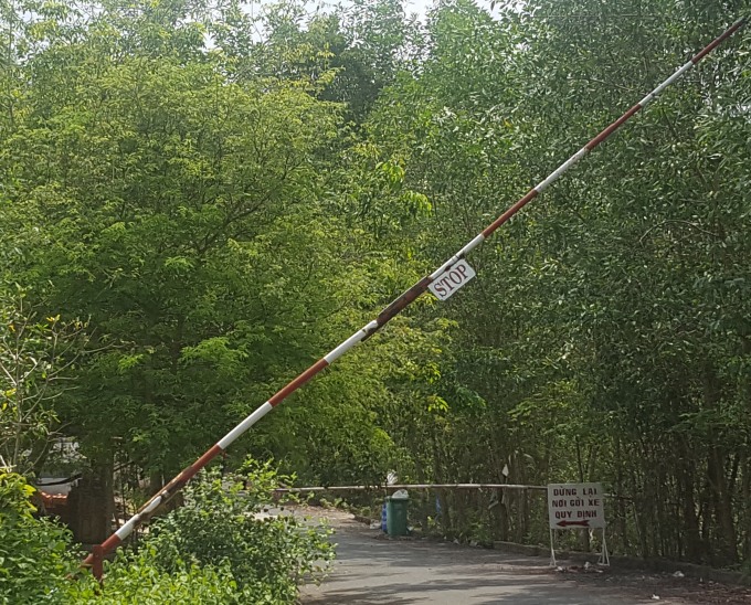 Đơn vị khai th&aacute;c du lịch lập r&agrave;o chắn b&aacute;n v&eacute; cho kh&aacute;ch du lịch tại cửa rừng.