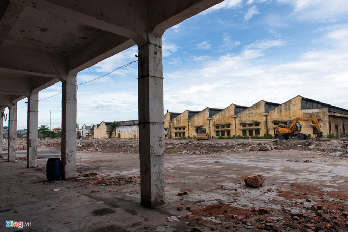 Nh&agrave; m&aacute;y Dệt Nam Định được biết đến l&agrave; nh&agrave; m&aacute;y lớn nhất Đ&ocirc;ng Dương. V&agrave;o năm 1924 số c&ocirc;ng nh&acirc;n của nh&agrave; m&aacute;y l&ecirc;n tới 6.000 người. Ảnh Zing.vn  Năm 1929, nh&agrave; m&aacute;y đ&atilde; c&oacute; quy m&ocirc; 135 m&aacute;y dệt. Đến năm 1939, nh&agrave; m&aacute;y ph&aacute;t triển l&ecirc;n với quy m&ocirc; 3 nh&agrave; sợi, 3 nh&agrave; dệt, 1 xưởng nhuộm, 1 xưởng chăn, 1 xưởng cơ kh&iacute;, 1 xưởng động lực...Năm 1985, nh&agrave; m&aacute;y Li&ecirc;n hợp dệt Nam Định c&oacute; tới gần 13.000 c&ocirc;ng nh&acirc;n vi&ecirc;n chức. L&uacute;c đ&oacute;, người ta t&iacute;nh trung b&igrave;nh cứ mỗi gia đ&igrave;nh ở th&agrave;nh Nam lại c&oacute; một người l&agrave; c&ocirc;ng nh&acirc;n nh&agrave; m&aacute;y.&nbsp;Đ&acirc;y cũng l&agrave; nơi ra đời Chi bộ Đảng đầu ti&ecirc;n của th&agrave;nh phố Nam Định (năm 1930) v&agrave; duy tr&igrave; từ đ&oacute; đến b&acirc;y giờ.