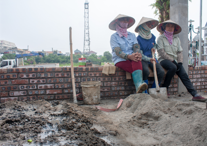 Ph&uacute;t nghỉ ngơi của những người phụ x&acirc;y.