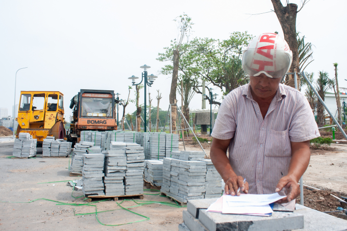 Ch&uacute; Th&agrave;nh vừa l&agrave;m bảo vệ vừa l&agrave;m c&ocirc;ng t&aacute;c thống k&ecirc; vật liệu x&acirc;y dựng tại khu đ&ocirc; thị Dệt may Nam Định