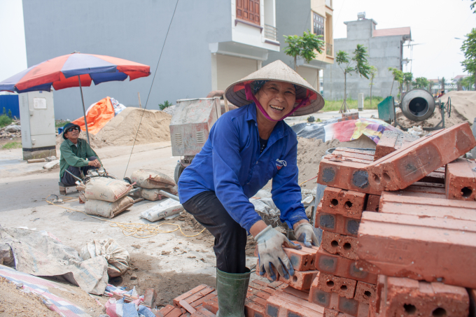 Từ năm 2017 đến nay, c&ocirc; An (Nam Trực) l&agrave; một trong 15 thợ x&acirc;y đ&atilde; l&agrave;m 3 căn nh&agrave; ở khu đ&ocirc; thị Dệt may Nam Định.