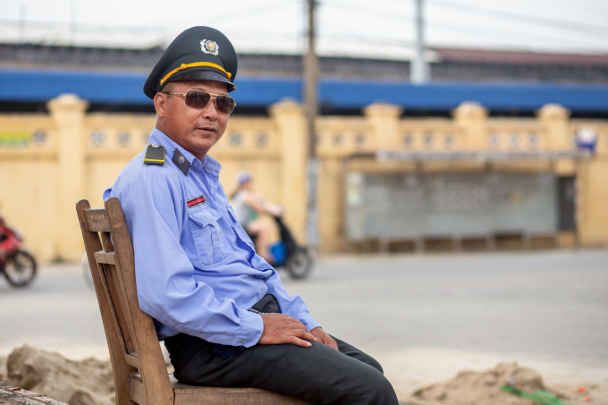 &ldquo;Khu đ&ocirc; thị chưa ho&agrave;n thiện n&ecirc;n c&ocirc;ng t&aacute;c bảo vệ an ninh trật tự lu&ocirc;n được đặt l&ecirc;n h&agrave;ng đầu&rdquo; &ndash; Người đ&agrave;n &ocirc;ng gần 1 năm l&agrave;m bảo vệ tại khu đ&ocirc; thị Dệt may Nam Định cho biết.