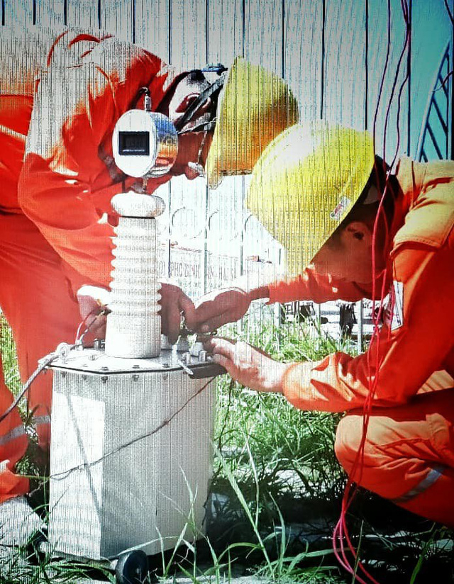 C&ocirc;ng nh&acirc;n ng&agrave;nh điện đang nỗ lực khắc phục sự cố. (ảnh CTV)