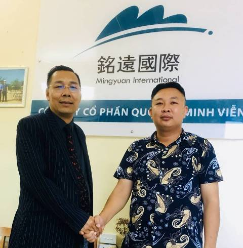 &Ocirc;ng Nguyễn Ngọc Sơn, Tổng Gi&aacute;m đốc Tập đo&agrave;n &Aacute; Đ&ocirc;ng (b&ecirc;n phải) tại buổi k&yacute; kết hợp t&aacute;c với &ocirc;ng Lu Wang Sheng, Tổng Gi&aacute;m đốc c&ocirc;ng ty Quốc tế Minh Viễn để&nbsp;đầu tư l&agrave;m du lịch nghỉ dưỡng tại b&atilde;i biển Lăng C&ocirc;.