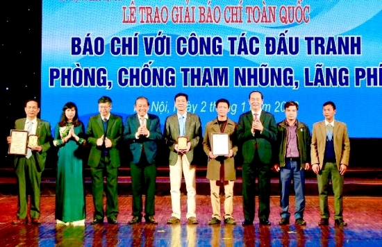 Đại t&aacute; - nh&agrave; b&aacute;o Nguyễn H&ograve;a Văn (ngo&agrave;i c&ugrave;ng b&ecirc;n tr&aacute;i) nhận giải A tại Lễ trao Giải b&aacute;o ch&iacute; to&agrave;n quốc &ldquo;B&aacute;o ch&iacute; với c&ocirc;ng t&aacute;c đấu tranh ph&ograve;ng, chống tham nhũng, l&atilde;ng ph&iacute;- lần thứ nhất. Ảnh: Sơn Hải.