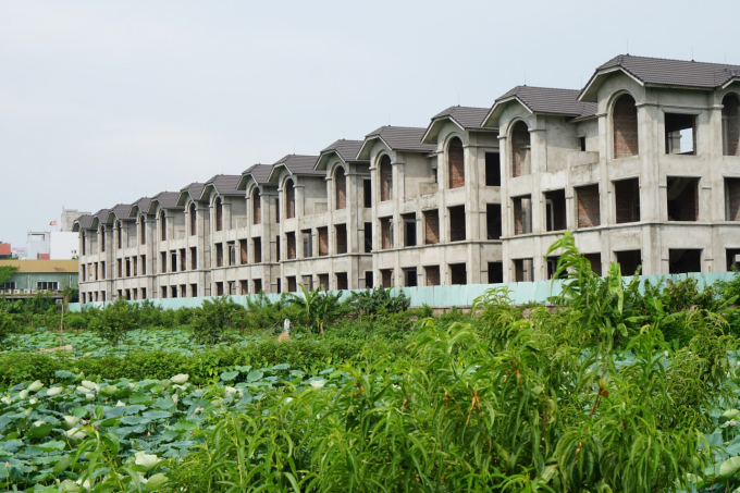 Được thiết kế như một khu du lịch giải tr&iacute;, nghỉ dưỡng cao cấp với 44 biệt thự sang trọng, 1 trung t&acirc;m dịch vụ tiện &iacute;ch (2 tầng hầm, 5 tầng lầu) c&ugrave;ng c&aacute;c hạng mục s&acirc;n vườn, đường nội bộ v&agrave; hạ tầng kĩ thuật ho&agrave;n chỉnh