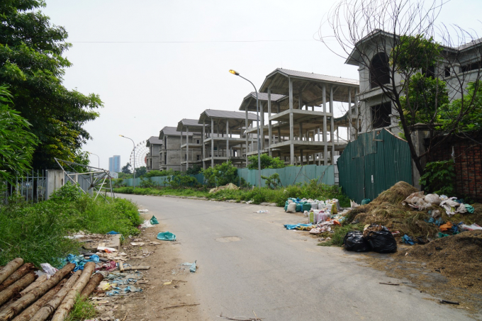 Những đống r&aacute;c chất th&agrave;nh đống, cỏ dại mọc um t&ugrave;m quanh những căn biệt thự triệu USD.