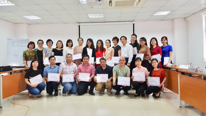 Ph&oacute;ng vi&ecirc;n B&aacute;o Ph&uacute; Thọ v&agrave; c&aacute;c b&aacute;o nhận Giấy chứng nhận tham gia lớp tập huấn nghiệp vụ b&aacute;o ch&iacute; viết về x&acirc;y dựng Đảng do Trung t&acirc;m bồi dưỡng nghiệp vụ b&aacute;o ch&iacute;, Hội Nh&agrave; b&aacute;o Việt Nam tổ chức