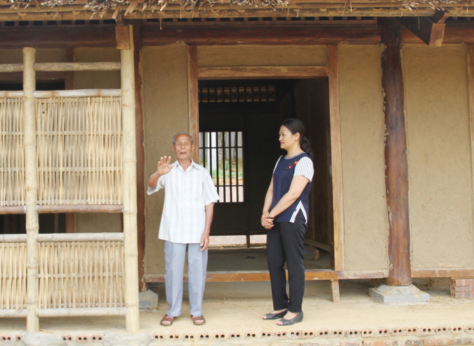 Ph&oacute;ng vi&ecirc;n X&acirc;y dựng Đảng - Nội ch&iacute;nh (B&aacute;o Ph&uacute; Thọ) tr&ograve; chuyện với &ocirc;ng Nguyễn Hữu Vạn, con trai cụ Nguyễn Ngọc Đa - người đ&atilde; gi&uacute;p B&aacute;c Hồ v&agrave; đo&agrave;n c&aacute;n bộ mượng nh&agrave; ở (x&atilde; Y&ecirc;n Kiện, huyện Đoan H&ugrave;ng) trong thời gian B&aacute;c l&agrave;m việc tại tỉnh. Ảnh: Cao Hương