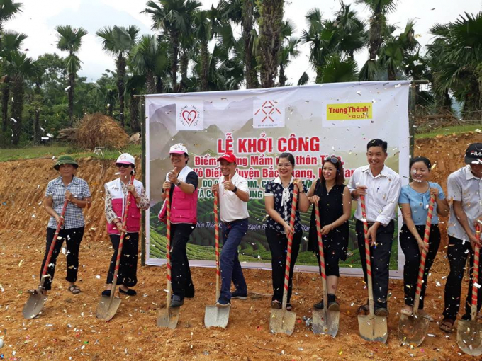 Lễ khởi c&ocirc;ng x&acirc;y dựng điểm trường th&ocirc;n Thia. (Ảnh: Gi&agrave;o Họ).