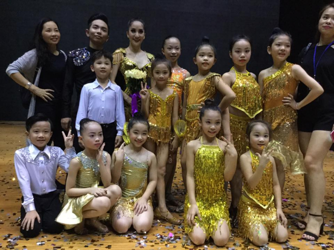 Th&ugrave;y Dương c&ugrave;ng kiện tướng Dance sport Kh&aacute;nh Thi.