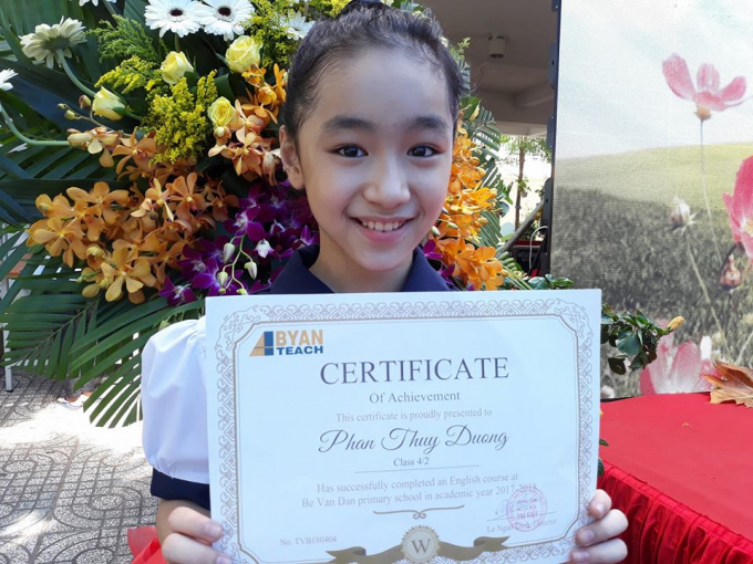 Th&ugrave;y Dương đạt th&agrave;nh t&iacute;ch cao trong học tập.