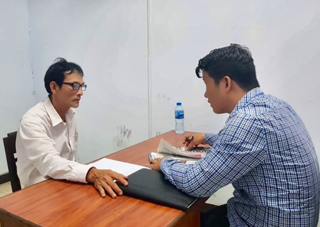 Nghi can Dũng (tr&aacute;i) khai nhận h&agrave;nh vi với CSĐT.&nbsp;