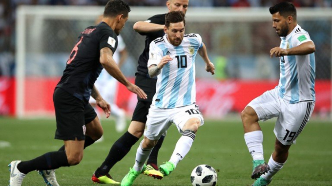 Messi lu&ocirc;n bị c&aacute;c cầu thủ&nbsp;Croatia theo s&aacute;t mỗi khi c&oacute; b&oacute;ng.&nbsp;&nbsp;Ảnh: Vietnamnet