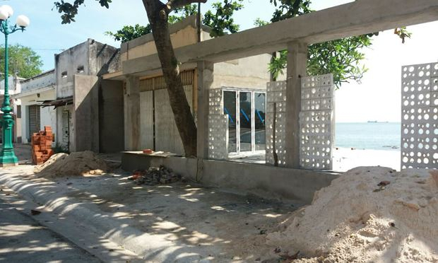 Căn nh&agrave; x&acirc;y dựng sai ph&eacute;p ph&iacute;a tr&ecirc;n chỗ bị đổ đất, đ&aacute;.