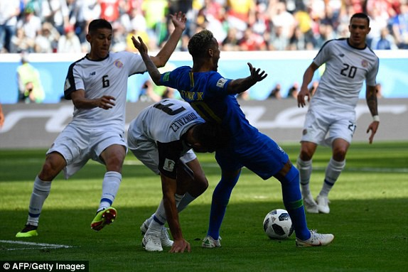 Trọng t&agrave;i đ&atilde; thổi c&ograve;i, chỉ tay v&agrave;o chấm phạt đền. Nhưng sau khi nhờ c&ocirc;ng nghệ VAR trọng t&agrave;i đ&atilde; thay đổi quyết định. (Ảnh: Getty Images)