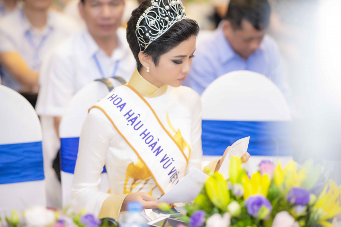 Hoa hậu H'hen Ni&ecirc; đội vương miện, khoe vẻ đẹp dịu d&agrave;ng trong t&agrave; &aacute;o d&agrave;i