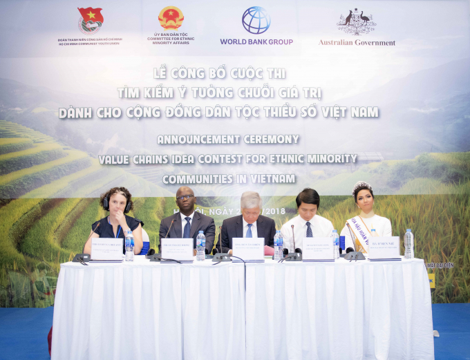 Hoa hậu H'hen Ni&ecirc; đội vương miện, khoe vẻ đẹp dịu d&agrave;ng trong t&agrave; &aacute;o d&agrave;i