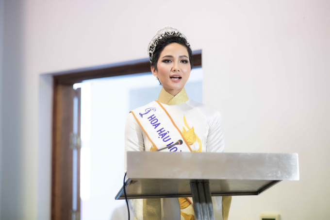 Hoa hậu H'hen Ni&ecirc; đội vương miện, khoe vẻ đẹp dịu d&agrave;ng trong t&agrave; &aacute;o d&agrave;i