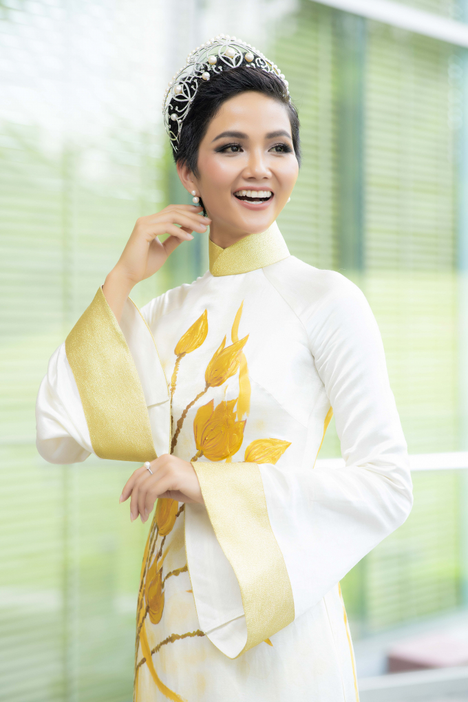 Hoa hậu H'hen Ni&ecirc; đội vương miện, khoe vẻ đẹp dịu d&agrave;ng trong t&agrave; &aacute;o d&agrave;i
