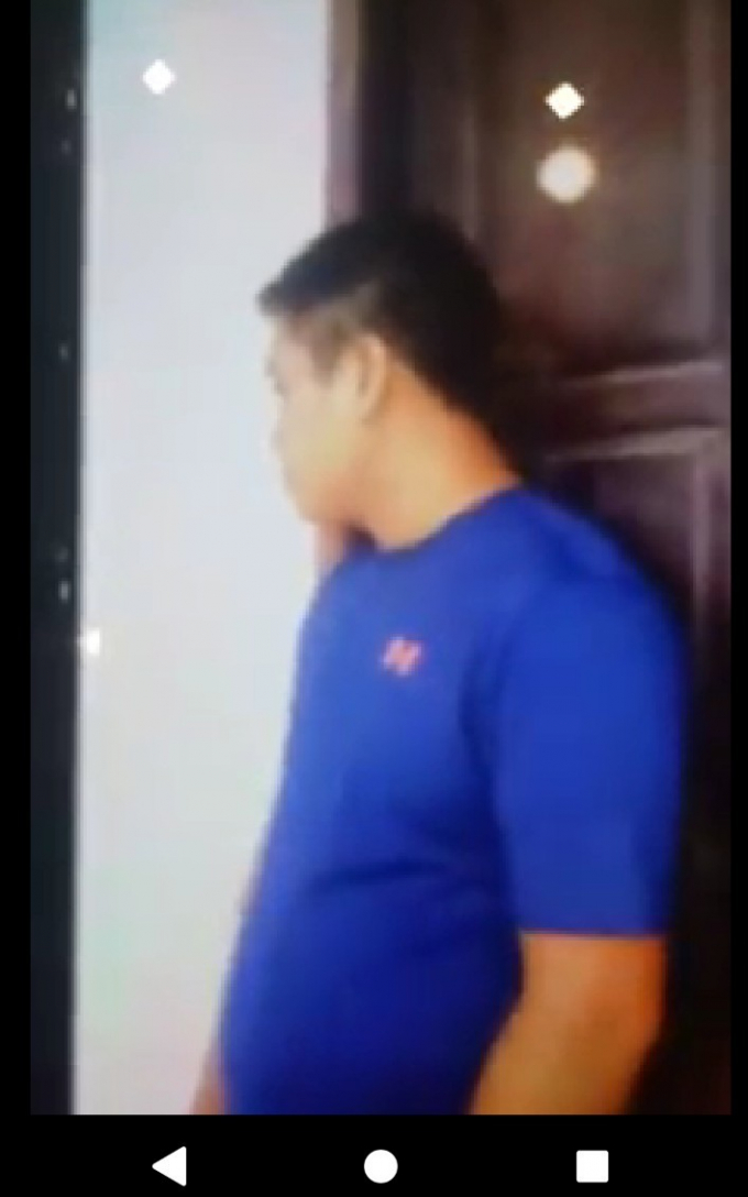 Thanh ni&ecirc;n đang đứng trước cửa ph&ograve;ng của b&agrave; M.