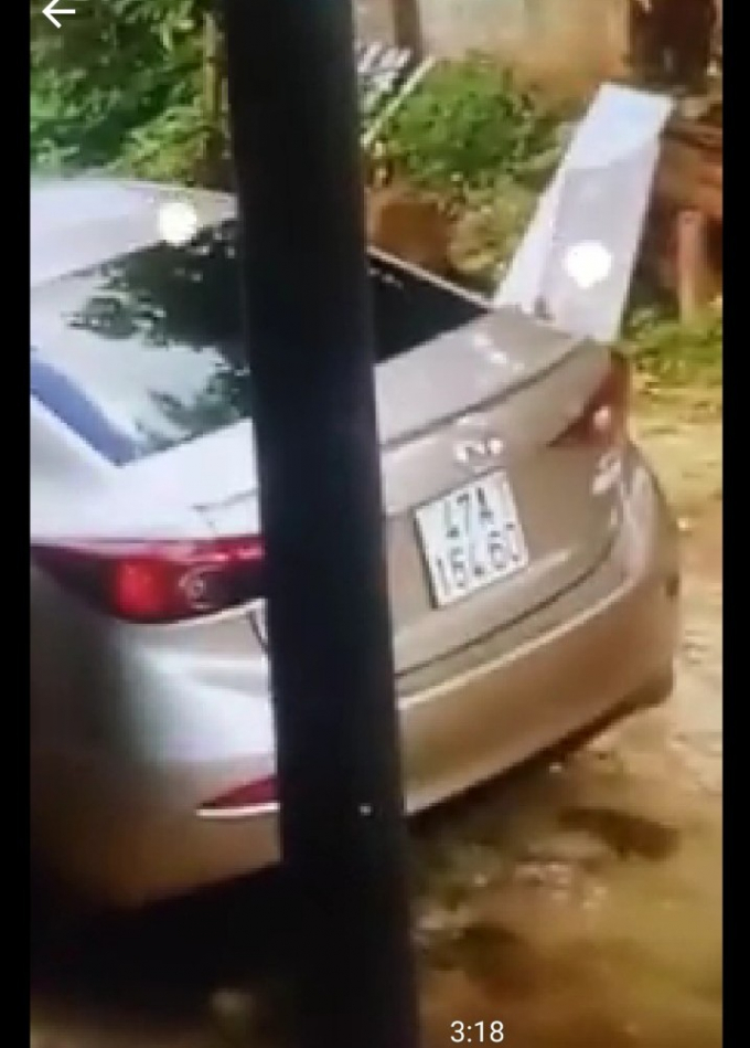 Xe của &ocirc;ng Nguyễn Quang Thu&acirc;n đang trong s&acirc;n nh&agrave; nghỉ Kh&uacute;c Vũ.