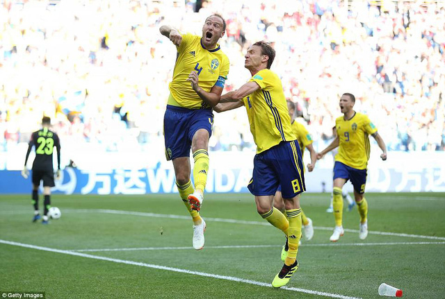 Thụy Điển l&agrave; đối thủ kh&ocirc;ng dễ đ&aacute;nh bại, khi họ chơi ph&ograve;ng ngự phản c&ocirc;ng