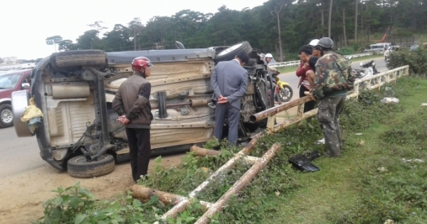 Xe ô tô 7 chỗ lật nghiêng trước hồ Than Thở Đà Lạt