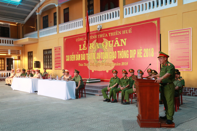 Đại t&aacute; L&ecirc; Văn Vũ - PGĐ C&ocirc;ng an tỉnh Thừa Thi&ecirc;n Huế ph&aacute;t động lễ ra qu&acirc;n.
