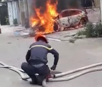 Clip xế hộp bốc cháy ngùn ngụt ở Thanh Hóa