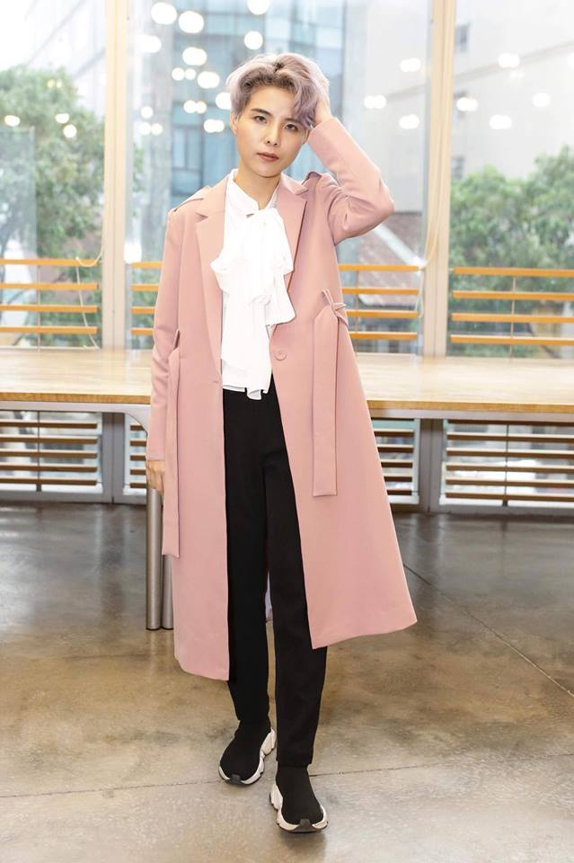 Vũ C&aacute;t Tường vẫn c&aacute; t&iacute;nh trong trang phục dịu d&agrave;ng.