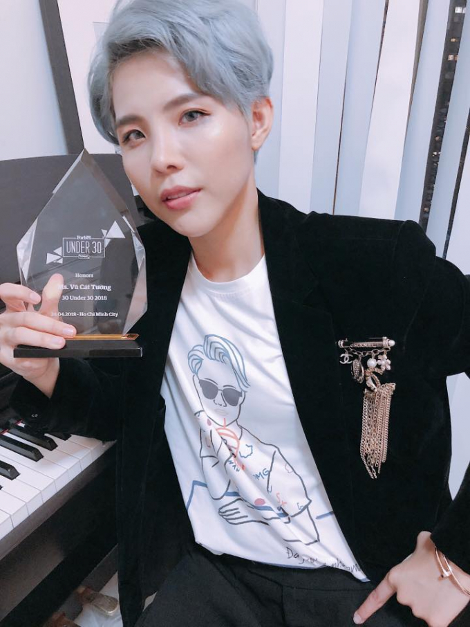 Vũ C&aacute;t Tường nhận gải thưởng.