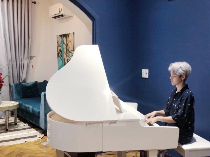 Vũ C&aacute;t Tường chơi đ&agrave;n piano.