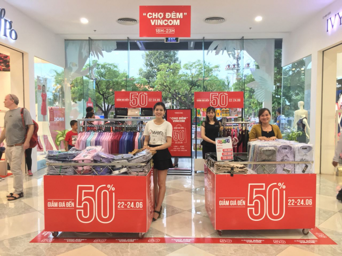 Trong khi đ&oacute;, chuỗi Vincom Plaza tại c&aacute;c tỉnh, th&agrave;nh phố lại được thắp s&aacute;ng bởi &ldquo;Chợ Đ&ecirc;m&rdquo; Vincom, mang tới h&agrave;ng ng&agrave;n ưu đ&atilde;i hấp dẫn từ VinPro, VinMart v&agrave; nhiều thương hiệu kh&aacute;c.